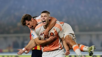 Artem Dovbyk celebra su gol con la Roma.
