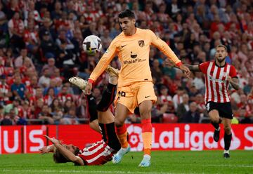 Álvaro Morata y Yeray Álvarez en la jugada del gol anulado al delantero colchonero por el VAR.