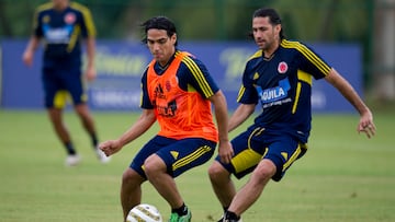 Colombia's footballer Radamel Falcao Garcia (C) vies for the ball with Mario Yepes during a training sesion in Barranquilla, on November 08, 2011. Colombia will face Venezuela in a FIFA 2014 World Cup South American qualifying match in Barranquilla on November 11. AFP PHOTO/Eitan Abramovich (Photo credit should read EITAN ABRAMOVICH/AFP via Getty Images)