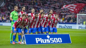 Los jugadores del Atlético antes del inicio del partido contra la Real Sociedad.