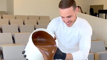 Amaury Guichon construyendo un Vert de skate de chocolate con Tony Hawk.