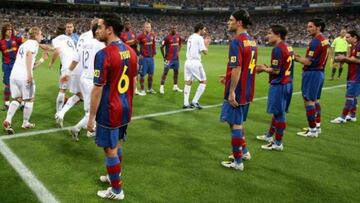 Rafael Márquez y Barelona haciendo el pasillo al Real Madrid en 2008.