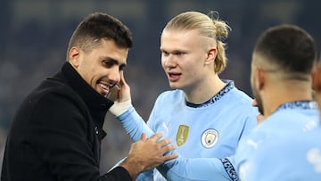 Rodri es felicitado por sus compañeros.