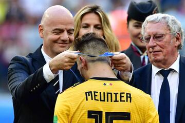 Thomas Meunier recibe la medalla de bronce de parte del presidente la FIFA, Gianni Infantino