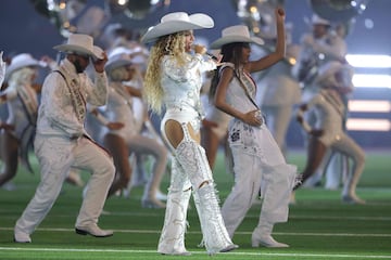 La cantante, oriunda de la ciudad texana, actuó en el descanso del partido de Navidad jugado entre los Houston Texans y los Baltimore Ravens.