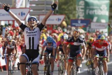 El ciclista alemán del equipo Giant, John Degenkolb (i), celebra su victoria en la cuarta etapa de La Vuelta Ciclista a España 2014 en su 69 edición, que ha comenzado en Mairena del Alcor (Sevilla) y terminado en Córdoba, con una distancia de 164,7 kilómetros. 