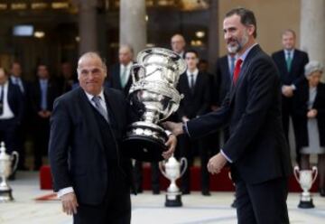 Javier Tebas recoge la Copa Stadium a la persona o entidad que haya destacado por su especial contribución a tareas de promoción y fomento del deporte.