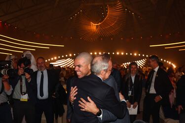 Cariñoso saludo entre Pepe y Florentino Pérez.