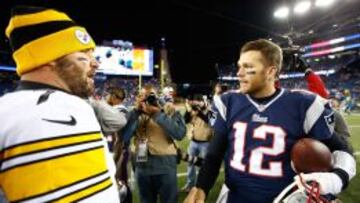 Ben Roethlisberger y Tom Brady se saludan durante el partido de ayer.