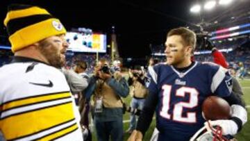  Ben Roethlisberger y Tom Brady se saludan durante el partido de ayer.