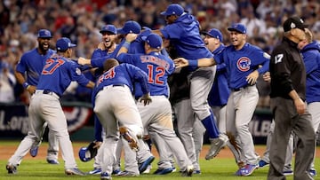 Los Chicago Cubs celebran el título de campeones de las Series Mundiales tras ganar a los Cleveland Indians por 8-7 en el séptimo y definitivo partido de la eliminatoria.