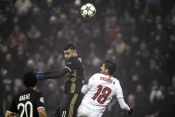 Rachid Ghezzal y Sergio Escudero.