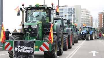 Varios tractores durante una nueva jornada de protestas de agricultores y ganaderos, a 15 de marzo de 2024, en Valladolid, Castilla y Le¨®n (Espa?a). Agricultores y ganaderos vuelven a pedir mejoras en el sector, entre ellas exigir ayudas para afrontar las sequ¨ªas que sufre el campo, adem¨¢s de protestar contra las pol¨ªticas europeas y su falta de rentabilidad.
15 MARZO 2024;TRACTORADA;AGRICULTORES;GANADEROS;SECTOR;MEDIDAS;SEQU?AS;CAMPO
Photogenic/Claudia Alba / Europa Press
15/03/2024