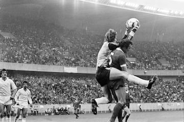 El portero del Real Madrid, Agustín, atrapando un balón durante la final de la Champions League de 1981 entre el Liverpool y el Real Madrid. 