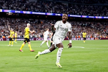 2-2. Vinicius celebra el segundo tanto que marca en el minuto 61  de partido. El VAR revisa la jugada por la posición de Kylian Mbappé y aprueba el tanto.