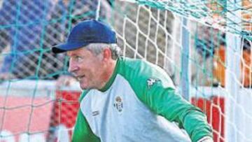 <b>NUEVOS AIRES. </b>Luis Fernández ha devuelto la alegría al Betis. Ayer, bromeando, se puso de portero.