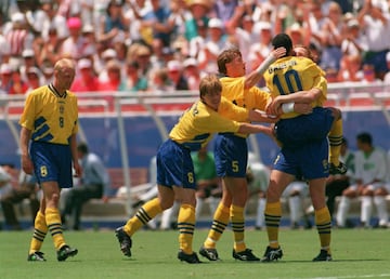 Atrás habían quedado los buenos momentos de Suecia en los Mundiales, con un cuarto lugar en Francia 1938, un tercer lugar en Brasil 1950 y un subcampeonato al ser anfitriones en 1958. Fue hasta la Copa del Mundo de Estados Unidos 1994 cuando el cuadro sueco reapareció entre los primeros planos al meterse hasta la semifinal en la cual perdió contra Brasil, aunque después le ganó el partido por el tercer lugar a Bulgaria.