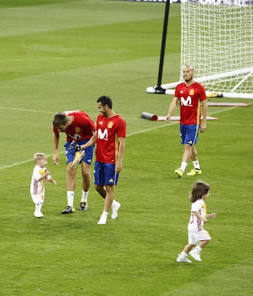 El hijo Sergio Ramos, Marco, con Gerard Piqué y Pedro.