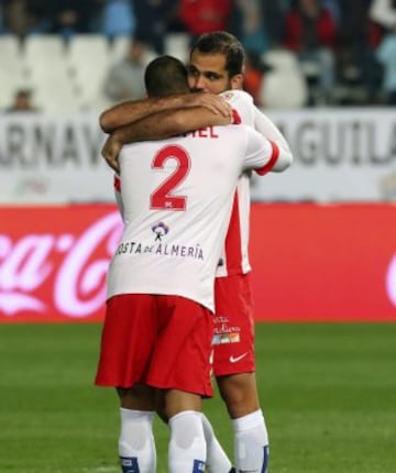 El centrocampista del Almería José Antonio García, "Verza" celebra con su compañero, el defensa brasileño Michel Macedo el gol marcado de penalti a la Real Sociedad. 1-0.