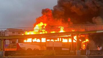 Imagen del autobús de aficionados de Cruzeiro ardiendo después de ser atacado por hinchas de Palmeiras.