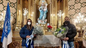 La ofrenda floral a la Virgen Blanca de los capitanes de los equipos femenino y masculino del Alav&eacute;s.