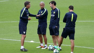 M&iacute;chel, dialogando hoy con los miembros de su cuerpo t&eacute;cnico.