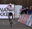 Van der Poel, imparable pese a tener dos pinchazos; gran Orts, quinto
