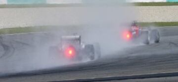 Daniel Ricciardo y Adrian Sutil en acción durante la sesión de clasificación del GP de Malaisia de Fórmula Uno en el Circuito Internacional de Sepang.