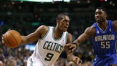 Rajon Rondo bota defendido por E&#039;Twaun Moore.