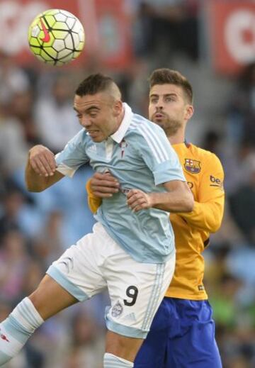 Gerard Pique e Iago Aspas durante el partido de la quinta jornada de liga en Primera División que se disputa esta noche en el estadio de Balaídos.