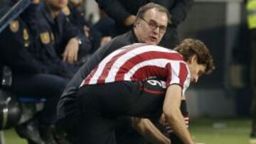 El entrenador argentino del Athletic de Bilbao Marcelo Bielsa da indicaciones a su delantero Fernando Llorente durante el encuentro ante el Málaga.