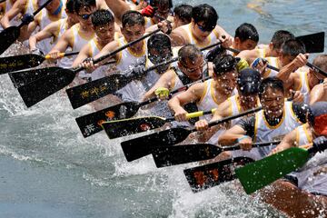 Un grupo de participantes compite en Hong Kong (China) en la fiesta del Barco del Dragón, un evento religioso y espiritual que se celebra en el quinto día del quinto mes del calendario chino. Se conmemora la muerte del poeta Qu Yuan, quien vivió del 340 al 278 a. C. durante el período de los Reinos Combatientes de la dinastía Zhou.
