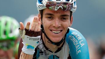 Romain Bardet celebra su victoria en la cima de Peyragudes en el Tour de Francia 2017.