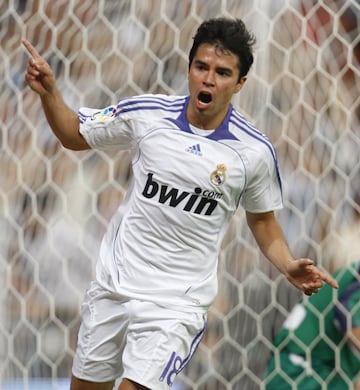 Saviola celebra un gol con la camiseta del Madrid.