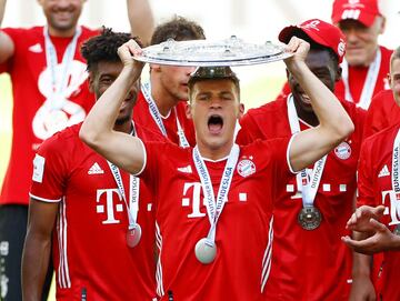 El jugador Joshua Kimmich celebra el campeonato de liga. 