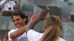 Rafa Nadal choca la mano con la tenista Serena Williams, durante uno de los partidos ben&eacute;ficos del Charity Day previo al Mutua Madrid Open de Tenis 2014 que se inicia este domingo.