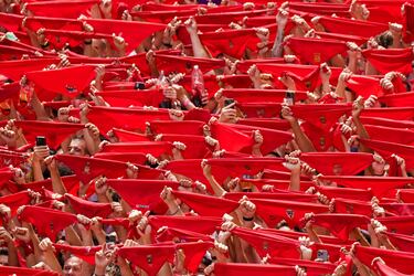 Los asistentes ondean sus pañuelos rojos durante el "Chupinazo" que marca el inicio oficial de las Fiestas de San Fermín en la Plaza Consistorial, frente al Ayuntamiento de Pamplona.