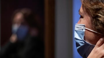 GRAF3765. SANTANDER, 31/12/2020.- Una mujer se ajusta una mascarilla en Santander, Cantabria, este jueves. La mascarilla y las barreras de protección ante la covid-19, sobre todo una mayor vacunación, hacen que en este 2020 la incidencia de la gripe esté siendo prácticamente nula en estas fechas, en las que otros años rondaba la onda epidémica de la enfermedad. "Todavía no hemos visto la gripe, no solo aquí sino en toda Europa y en España. Europa está en lo que se llama nivel interestacional: no se aprecia la enfermedad", dice a Efe el jefe de servicio de Salud Pública de Cantabria, Manuel Galán. Román G. Aguilera