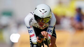 Ayuso gana la crono y Van der Poel vuelve a ser líder