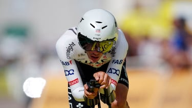 Juan Ayuso, durante la primera contrarreloj del Tour de Francia 2024.