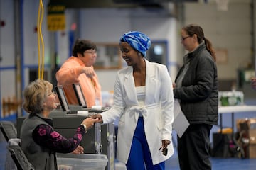 Una mujer votando en el Lewiston Memorial Armory, en el segundo distrito del Congreso de Maine, en Lewiston.