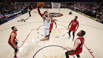 Jamal Murray acaba con una mate una jugada de los Nuggets en el quinto partido de las Finales, contra los Heat.