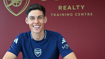 Alexei Rojas, feliz de firmar su primer contrato con Arsenal
