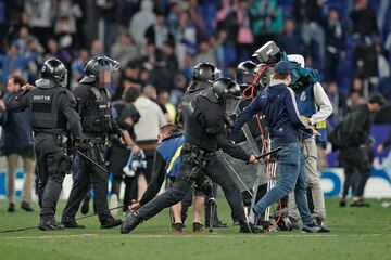 Invasión de campo de los seguidores del Espanyol cuando los jugadores del Barcelona celebraban el campeonato liguero.