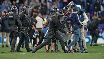 Invasión de campo de los seguidores del Espanyol cuando los jugadores del Barcelona celebraban el campeonato liguero.
