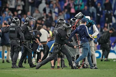 Invasión de campo de los seguidores del Espanyol cuando los jugadores del Barcelona celebraban el campeonato liguero.