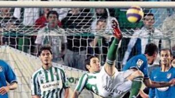 <b>ACERCAMIENTO. </b>La primera ofensiva seria del Betis llegó en el minuto 35, cuando Melli, tras un saque de esquina, intentó un remate de chilena que le salió desviado.