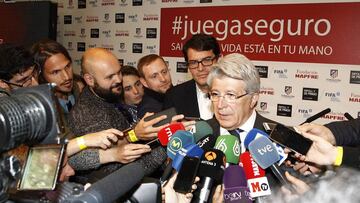 Enrique Cerezo, the centre of attention at the 'Juego Seguro' campaign