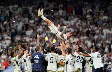 Toni Kroos es manteado por sus compañeros de equipo tras finalizar el partido.