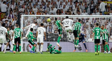 El jugador del Real Madrid, Raúl Asencio, marca el 3-0 al Real Betis. 